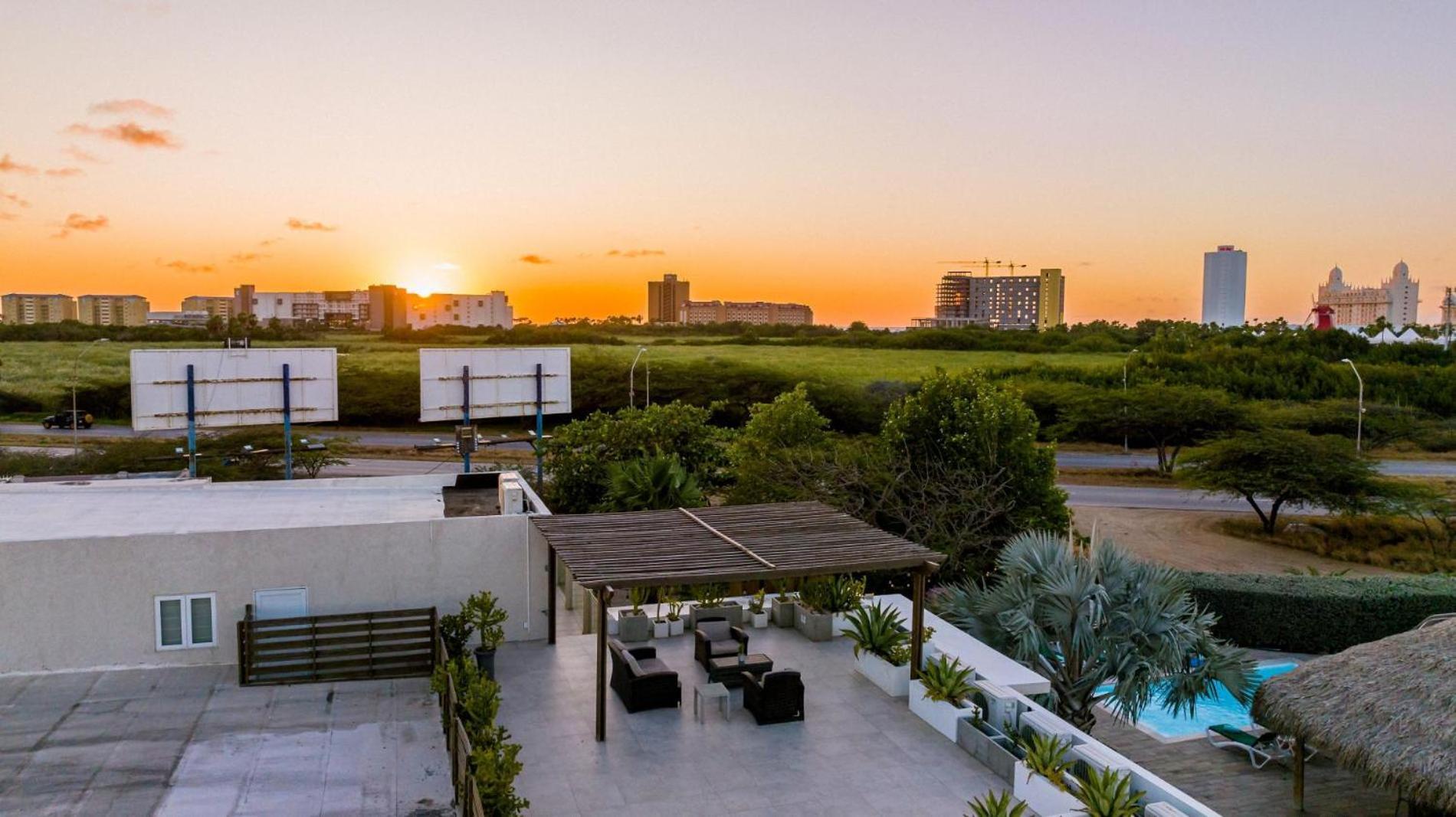 Koyari Modern Condos 9Br 7Ba Sleeps 26 W/ Pool And Roof Deck Palm Beach Bagian luar foto