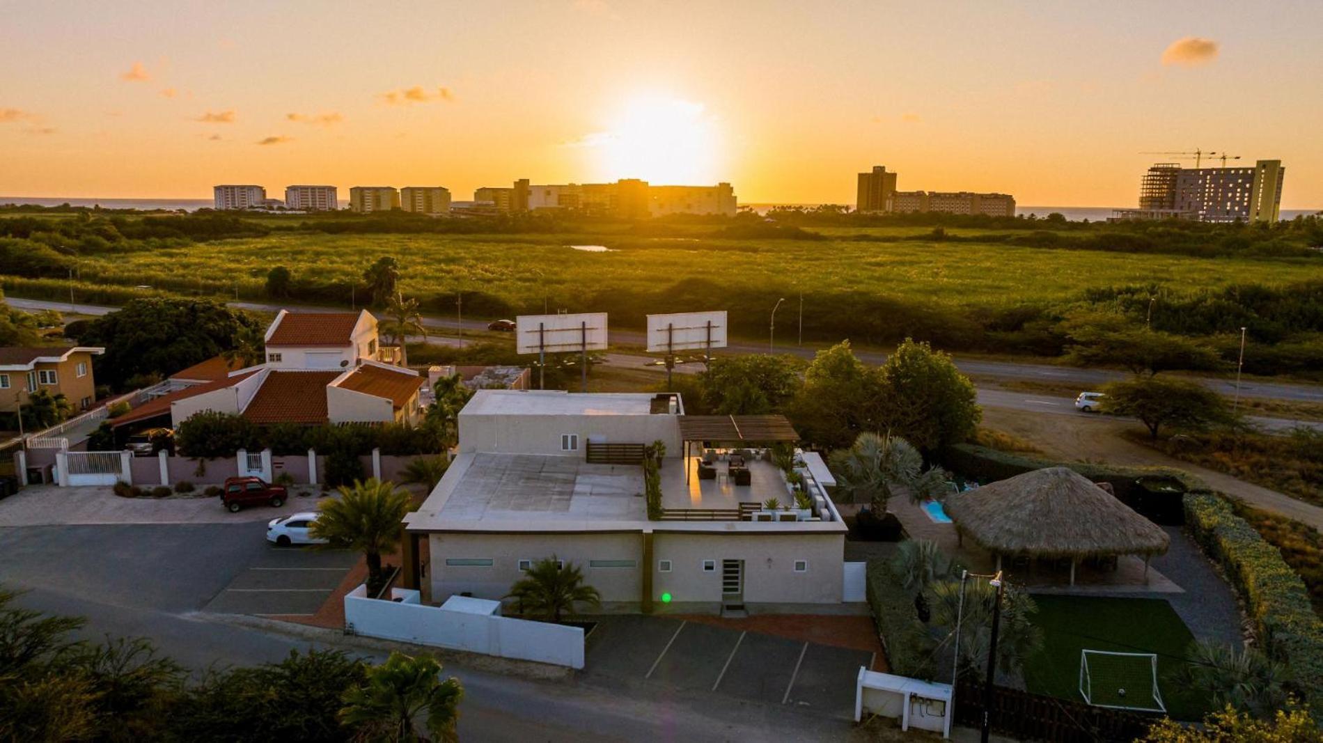 Koyari Modern Condos 9Br 7Ba Sleeps 26 W/ Pool And Roof Deck Palm Beach Bagian luar foto