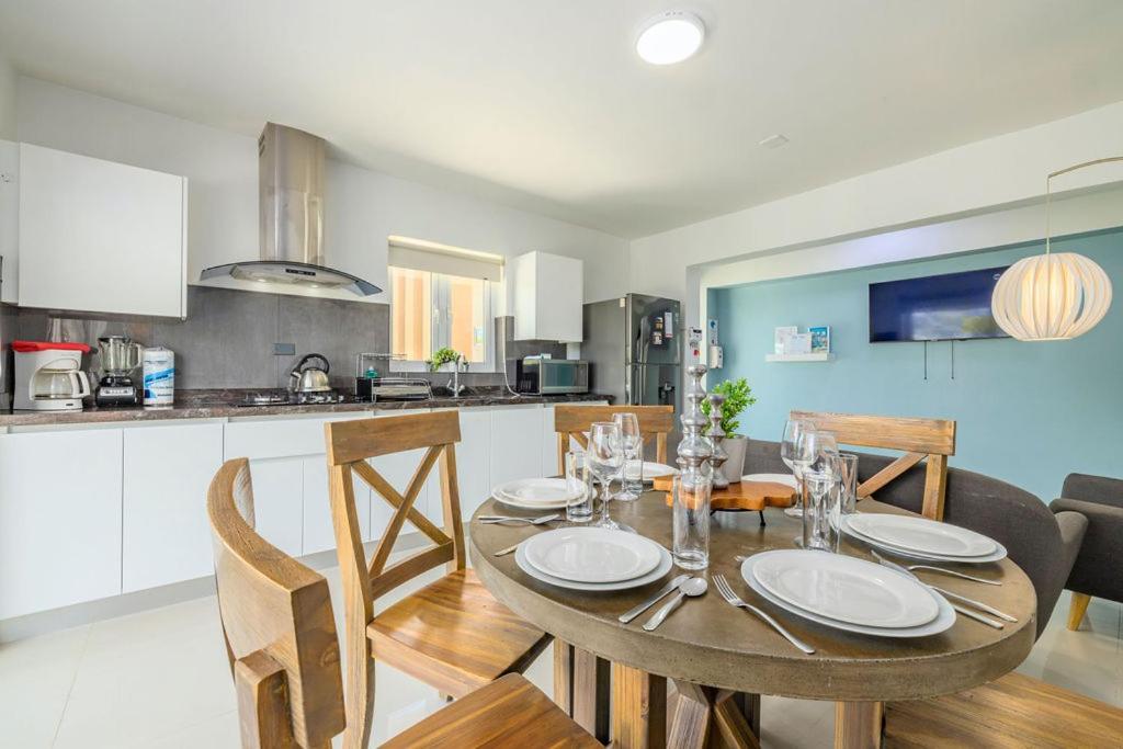 Koyari Modern Condos 9Br 7Ba Sleeps 26 W/ Pool And Roof Deck Palm Beach Bagian luar foto