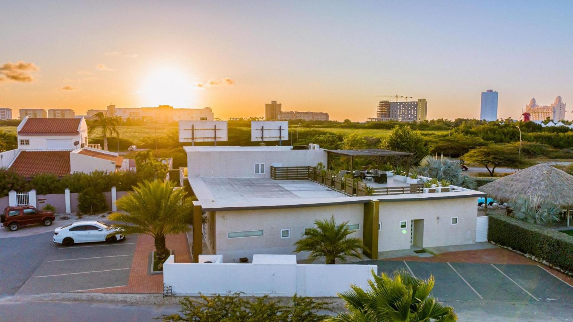 Koyari Modern Condos 9Br 7Ba Sleeps 26 W/ Pool And Roof Deck Palm Beach Bagian luar foto