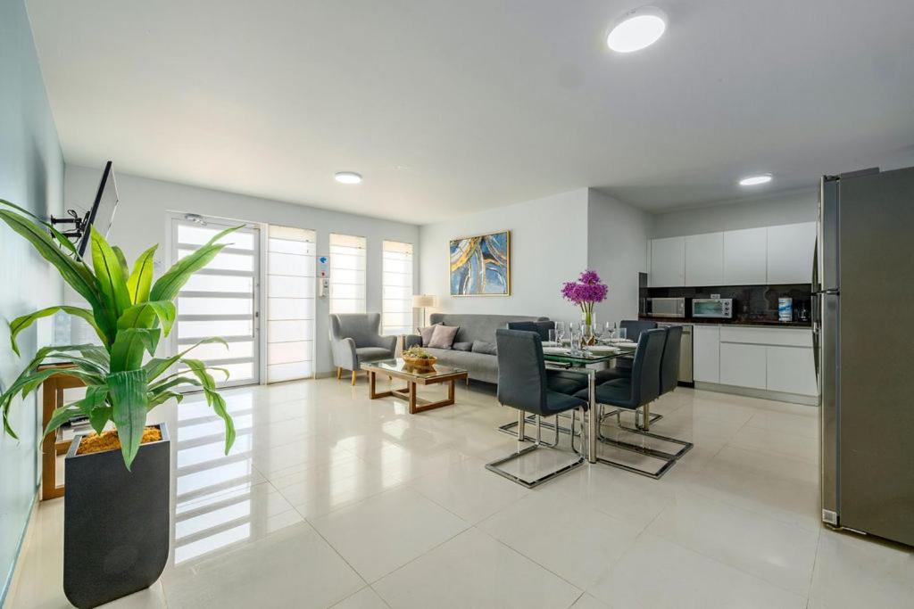 Koyari Modern Condos 9Br 7Ba Sleeps 26 W/ Pool And Roof Deck Palm Beach Bagian luar foto