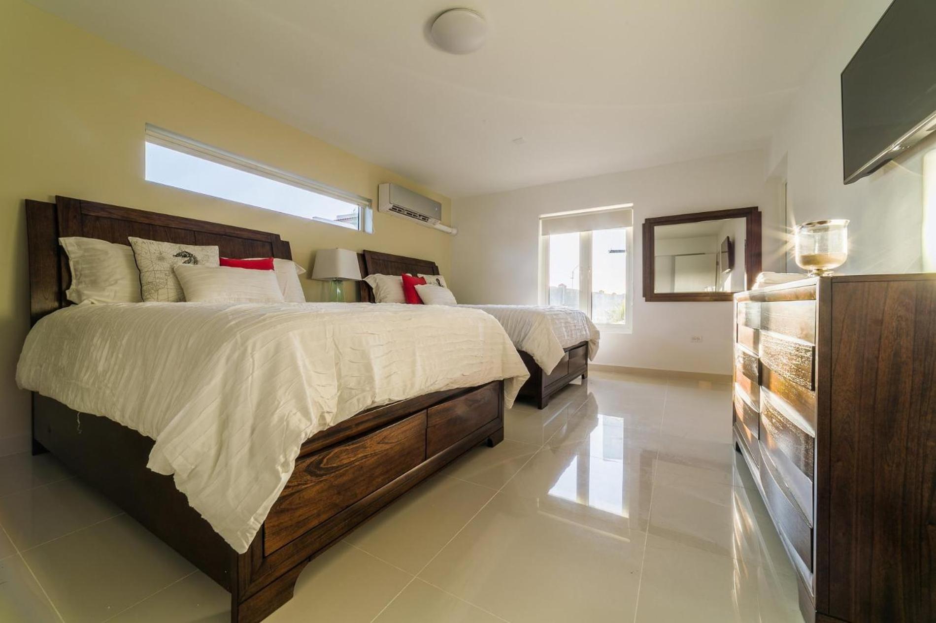 Koyari Modern Condos 9Br 7Ba Sleeps 26 W/ Pool And Roof Deck Palm Beach Bagian luar foto