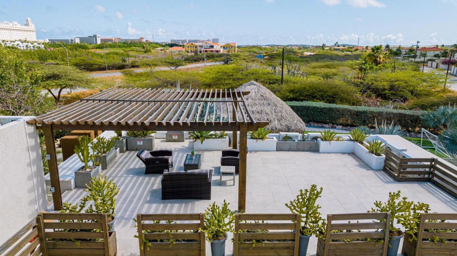 Koyari Modern Condos 9Br 7Ba Sleeps 26 W/ Pool And Roof Deck Palm Beach Bagian luar foto